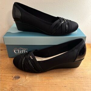 Cliffs by WHITE MOUNTAIN Black Flats with Crisscross Design 8.5 wide width women